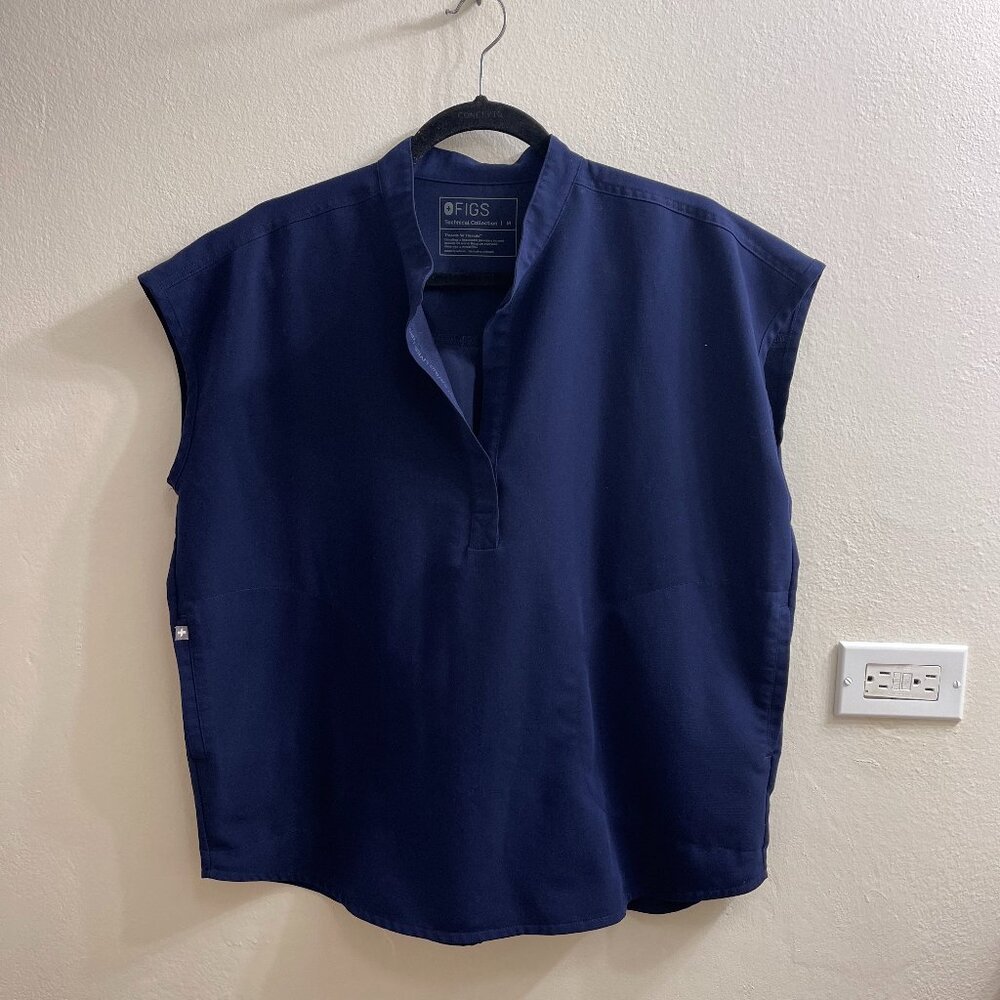 Figs Scrubs: Navy Rafaela Top & Zamora Jogger HW (Top: | Pants: P)